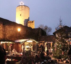 staende-im-burghof-auf-burg-reifferscheid