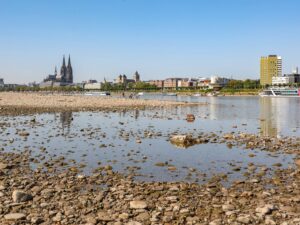 niedrigwasser-rhein-koeln-108~_v-HintergrundL